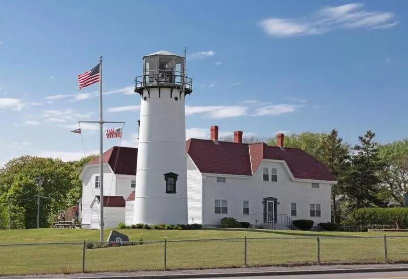 فندق Old Harbor Inn