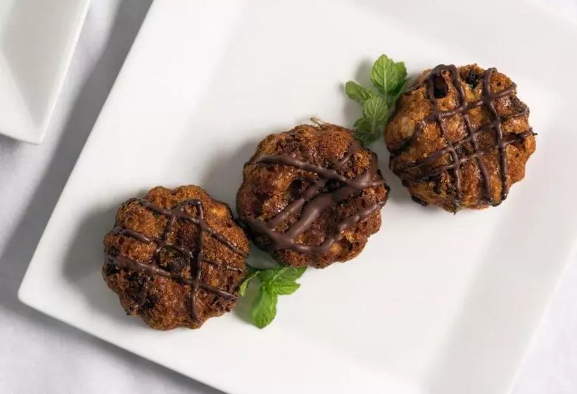 فندق Old Harbor Inn