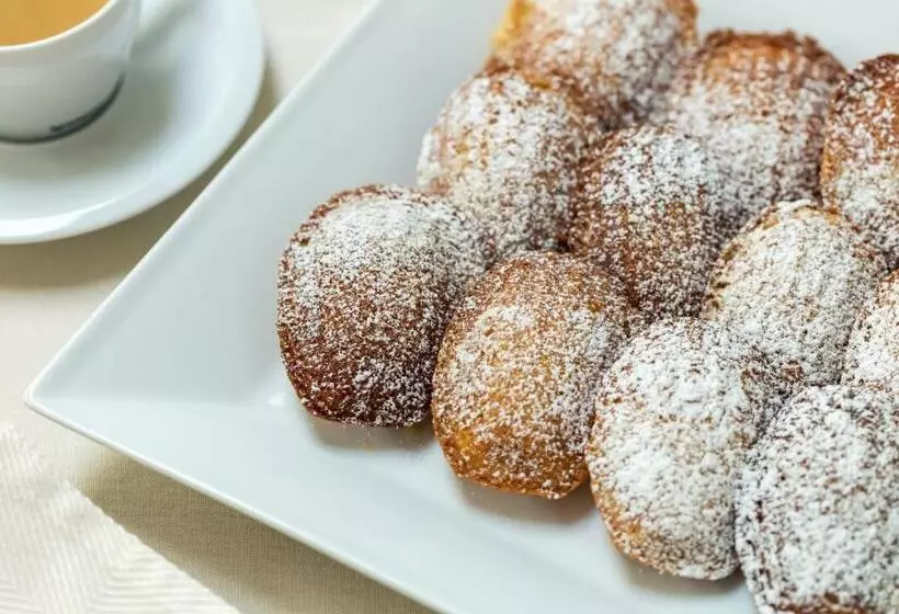 فندق Old Harbor Inn