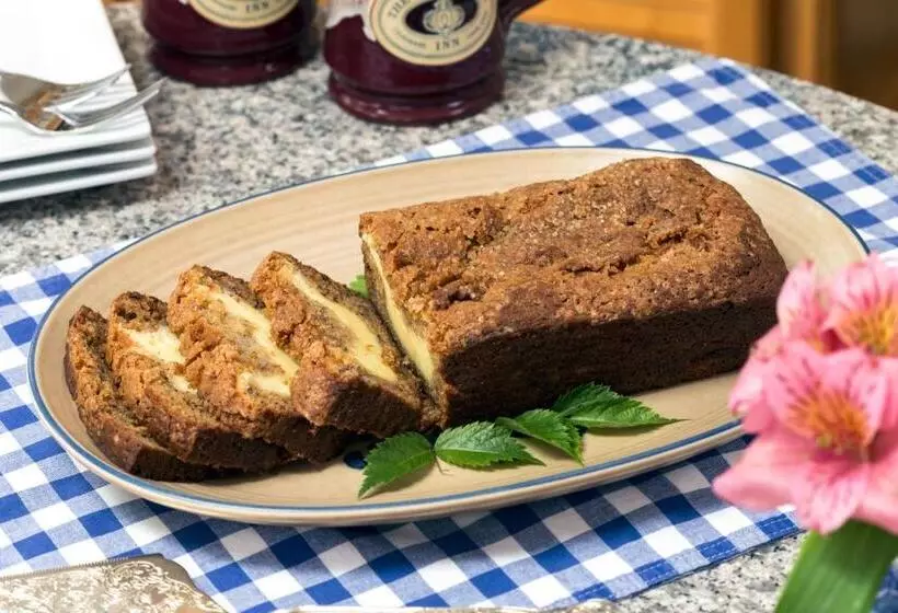 فندق Old Harbor Inn