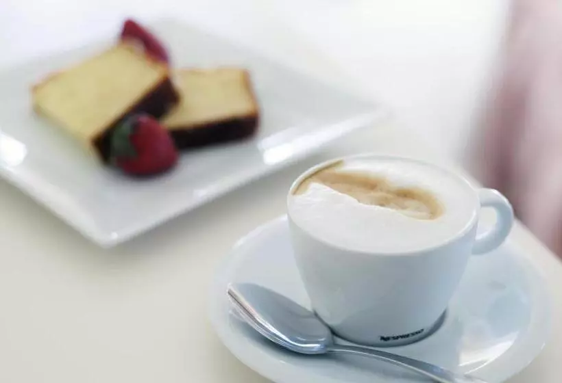 فندق Old Harbor Inn