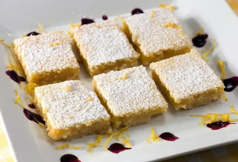 فندق Old Harbor Inn