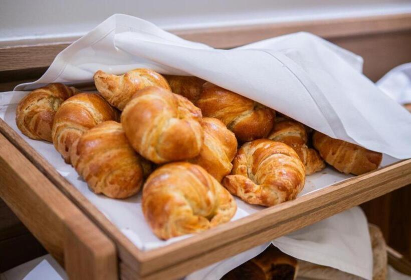 هتل Elefant Family Business