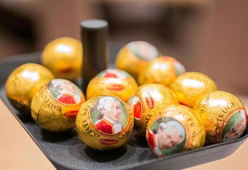 هتل Elefant Family Business