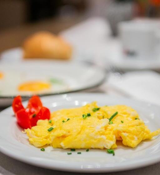 هتل Elefant Family Business