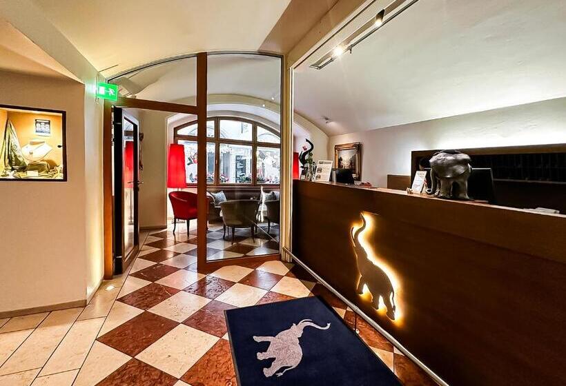 هتل Elefant Family Business