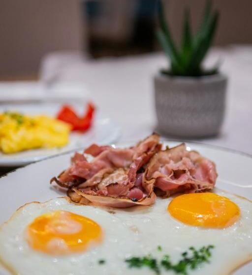 هتل Elefant Family Business