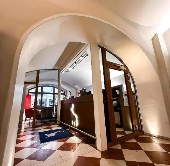 هتل Elefant Family Business