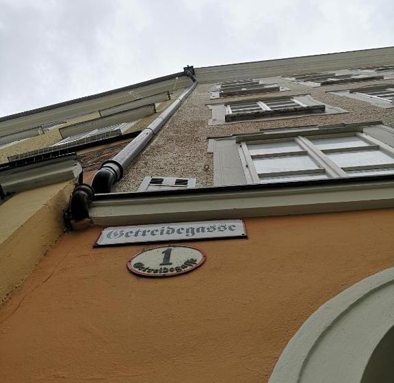 هتل Elefant Family Business