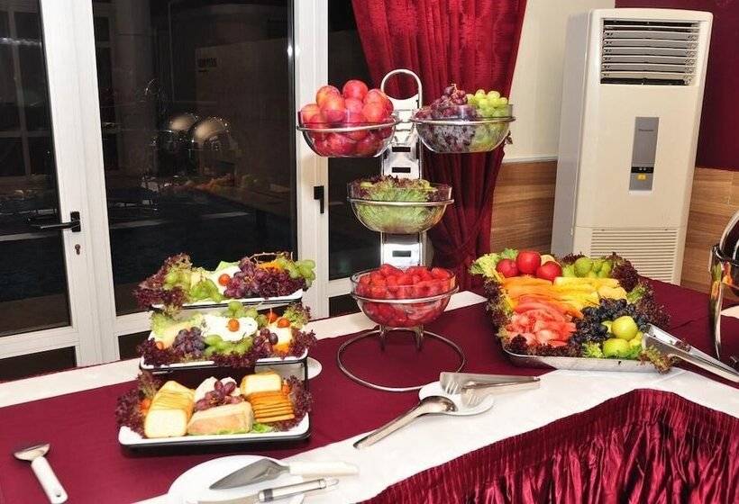 Queensgate Continental Hotel And Suites