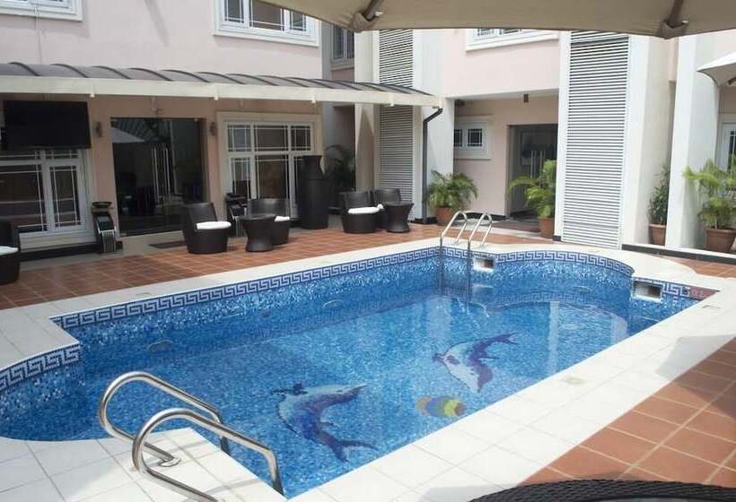 Queensgate Continental Hotel And Suites