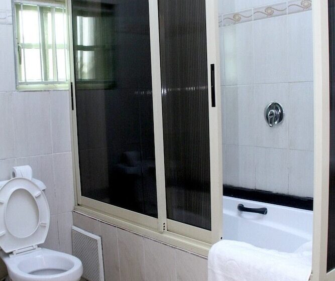 Queensgate Continental Hotel And Suites