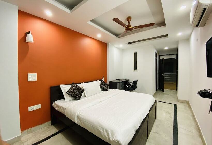 פנסיון Jasola 82 Inn