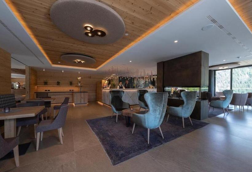 فندق Ciampedie Luxury Alpine Spa