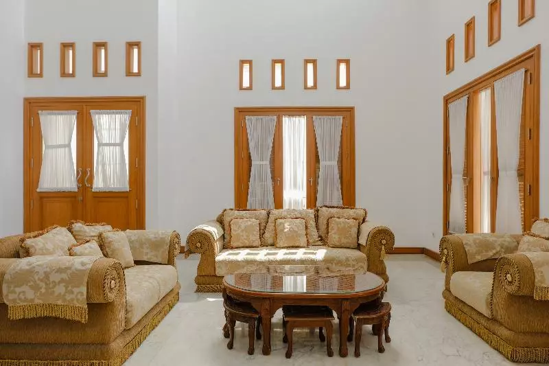 هتل Oyo 2295 Daffi Family Residence
