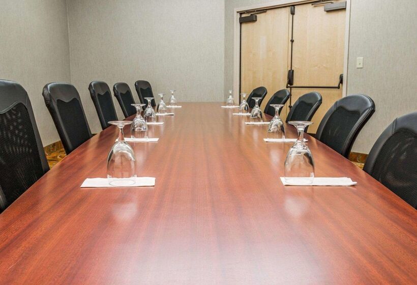 Отель Spark By Hilton Plymouth