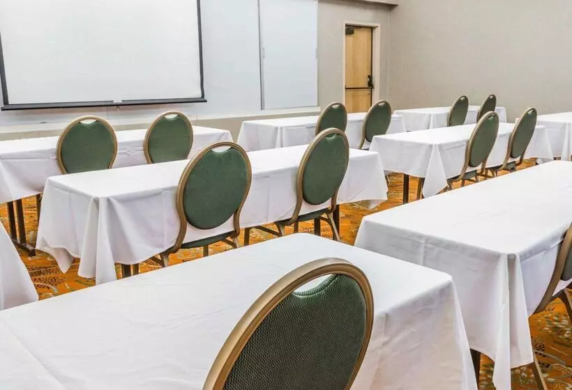 ホテル Spark By Hilton Plymouth