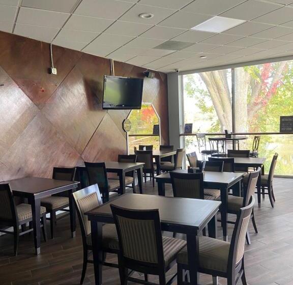 Travelodge By Wyndham Water S Edge Hotel   Racine