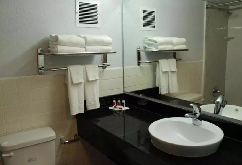 Travelodge By Wyndham Water S Edge Hotel Racine