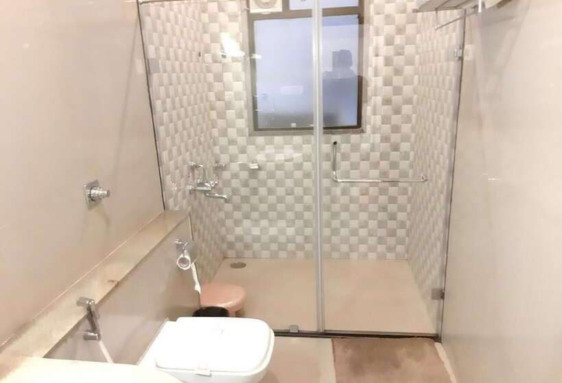 هتل Adarsha Palace