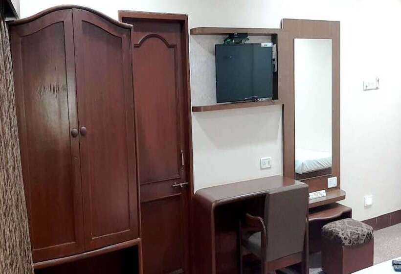 هتل Adarsha Palace