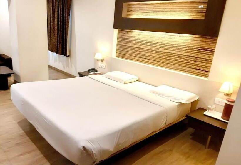 هتل Adarsha Palace