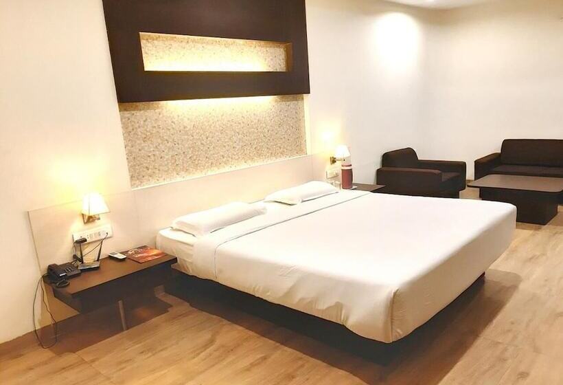 هتل Adarsha Palace