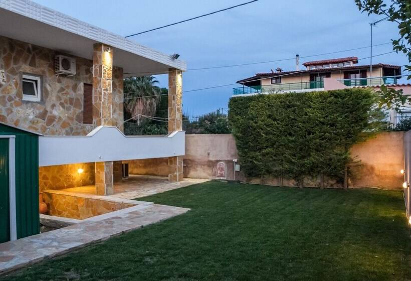 Spacious Home With Garden In Marathonas