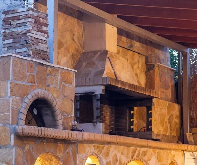 Spacious Home With Garden In Marathonas