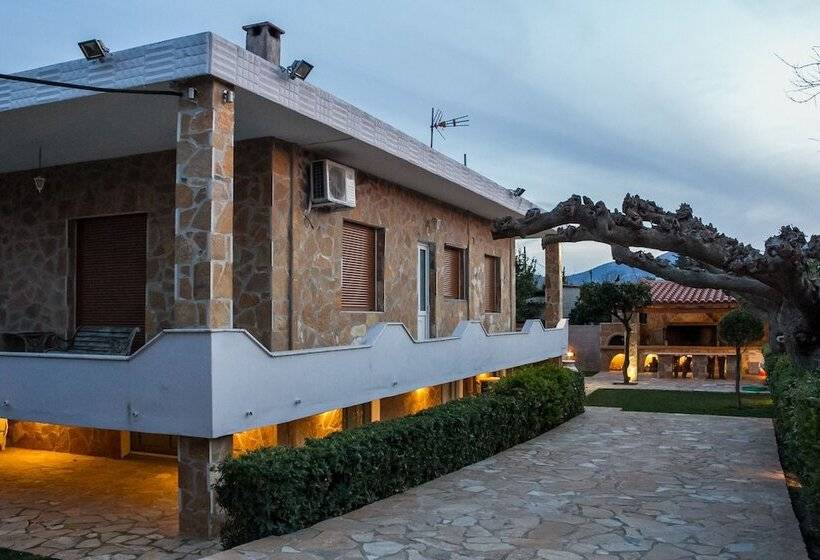 Spacious Home With Garden In Marathonas