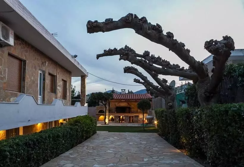 Spacious Home With Garden In Marathonas