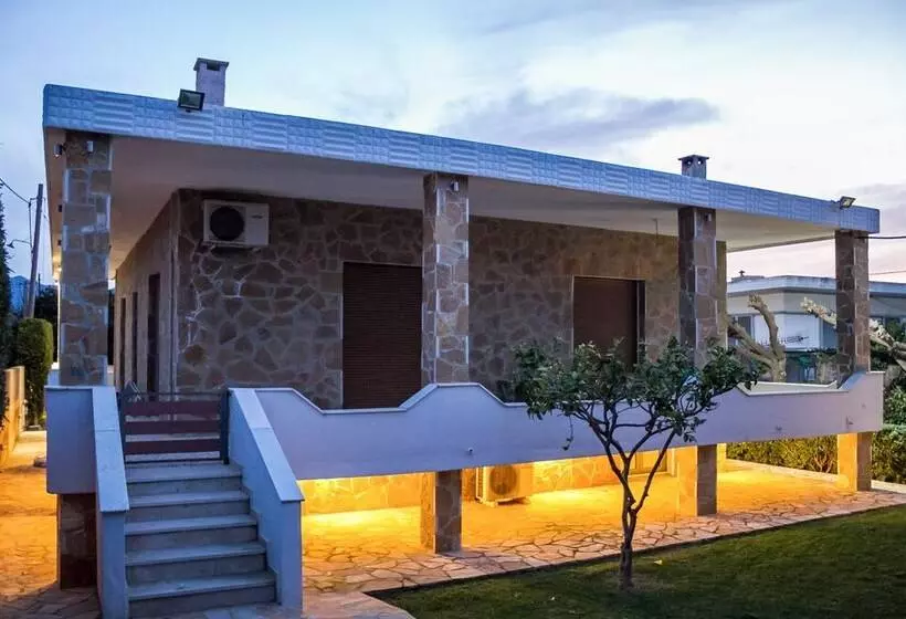 Spacious Home With Garden In Marathonas