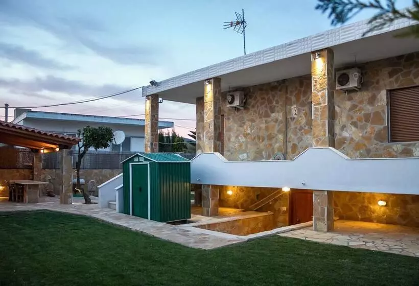 Spacious Home With Garden In Marathonas