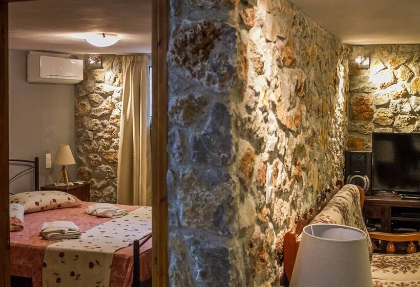 Spacious Home With Garden In Marathonas