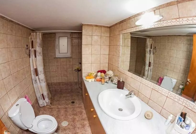 Spacious Home With Garden In Marathonas