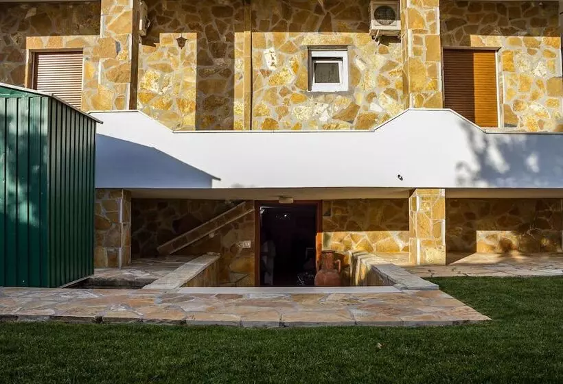 Spacious Home With Garden In Marathonas