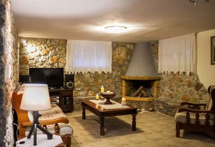 Spacious Home With Garden In Marathonas