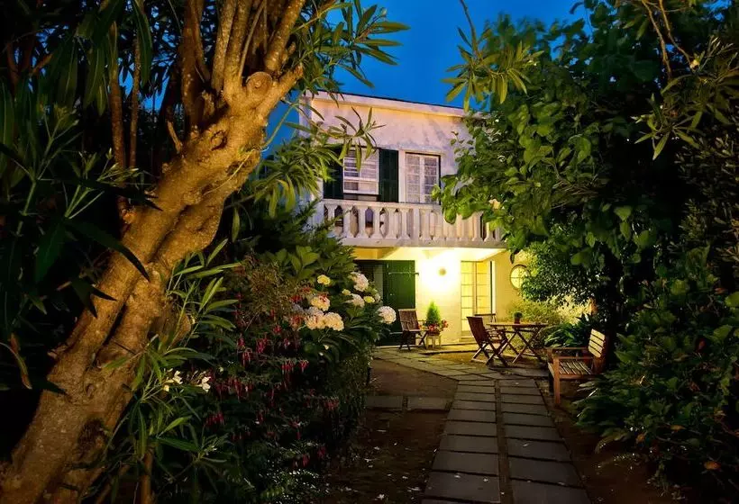 Aamiaismajoitus (B&B) Quinta Das Buganvílias