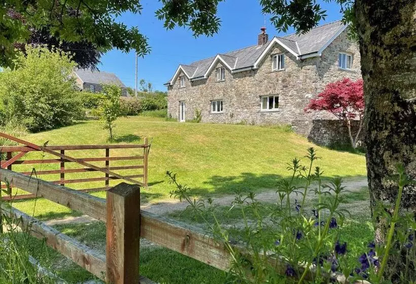 Maesyfelin Isaf B&b