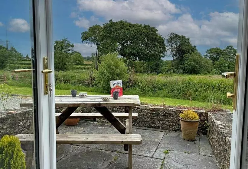Maesyfelin Isaf B&b