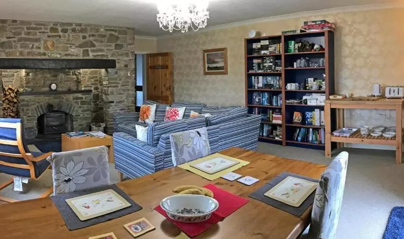 Maesyfelin Isaf B&b