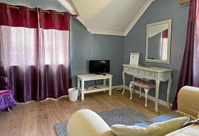Maesyfelin Isaf B&b