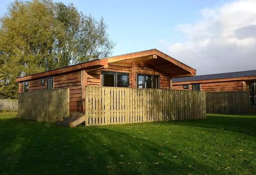 Hotelli Woodlakes Park By Liv Retreats