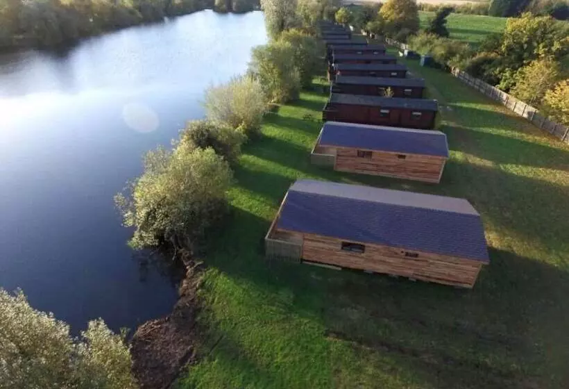 Hotelli Woodlakes Park By Liv Retreats