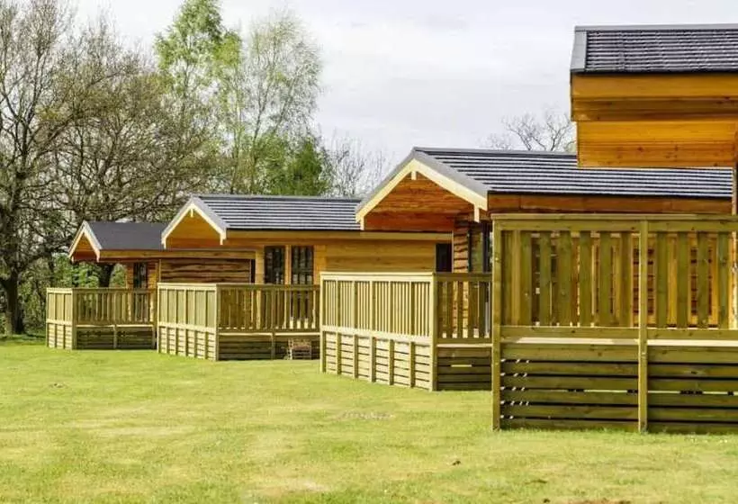 Hotelli Woodlakes Park By Liv Retreats