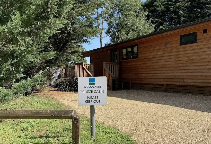 Hotelli Woodlakes Park By Liv Retreats