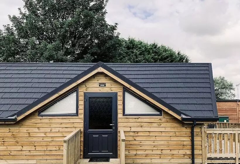 Hotelli Woodlakes Park By Liv Retreats