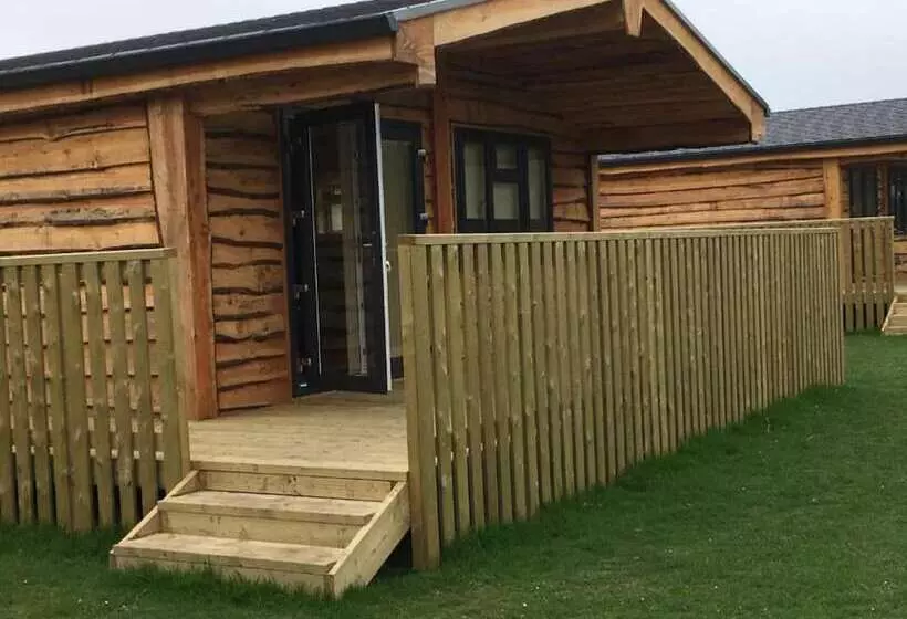 Hotelli Woodlakes Park By Liv Retreats