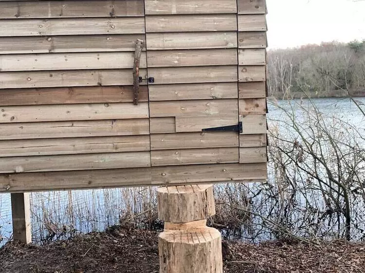 Hotelli Woodlakes Park By Liv Retreats