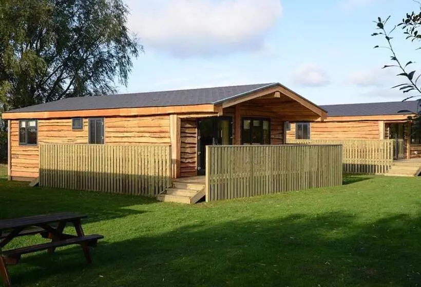 Hotelli Woodlakes Park By Liv Retreats